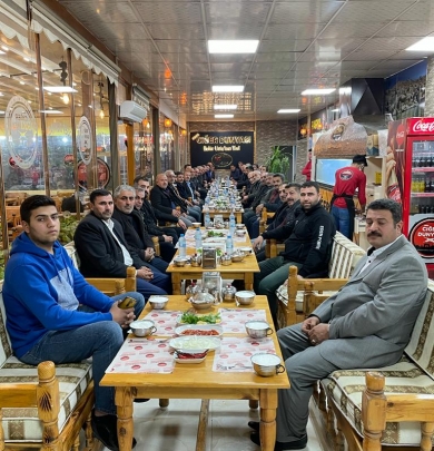 Mustafa ARSLAN Yol Arkadaşlarıyla Yemekte